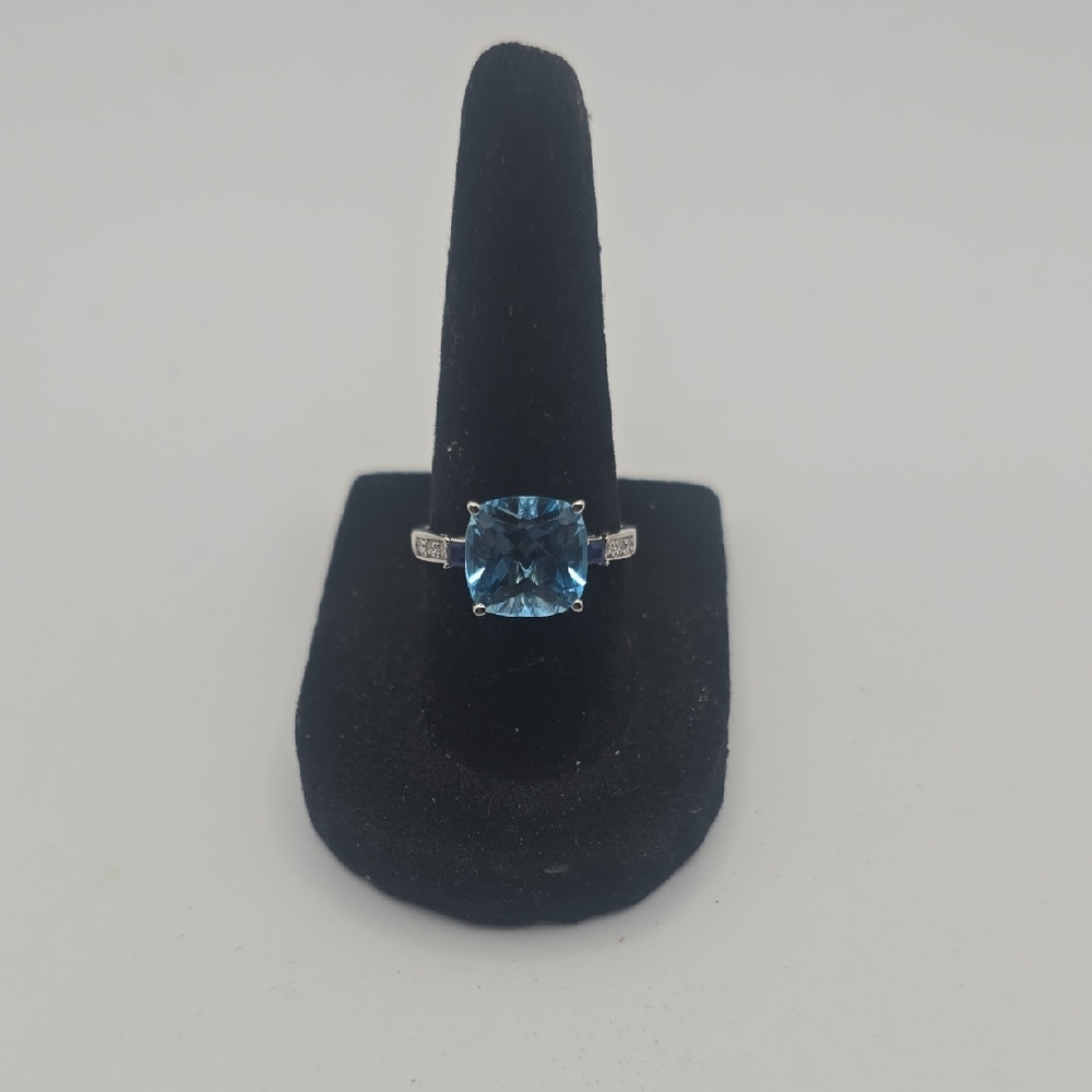 7.5 10k White Gold Blue Topaz Gemstone With Diamons Ring
